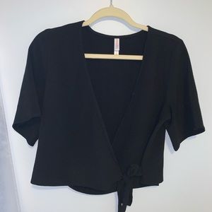 Black v neck with tie crop top!